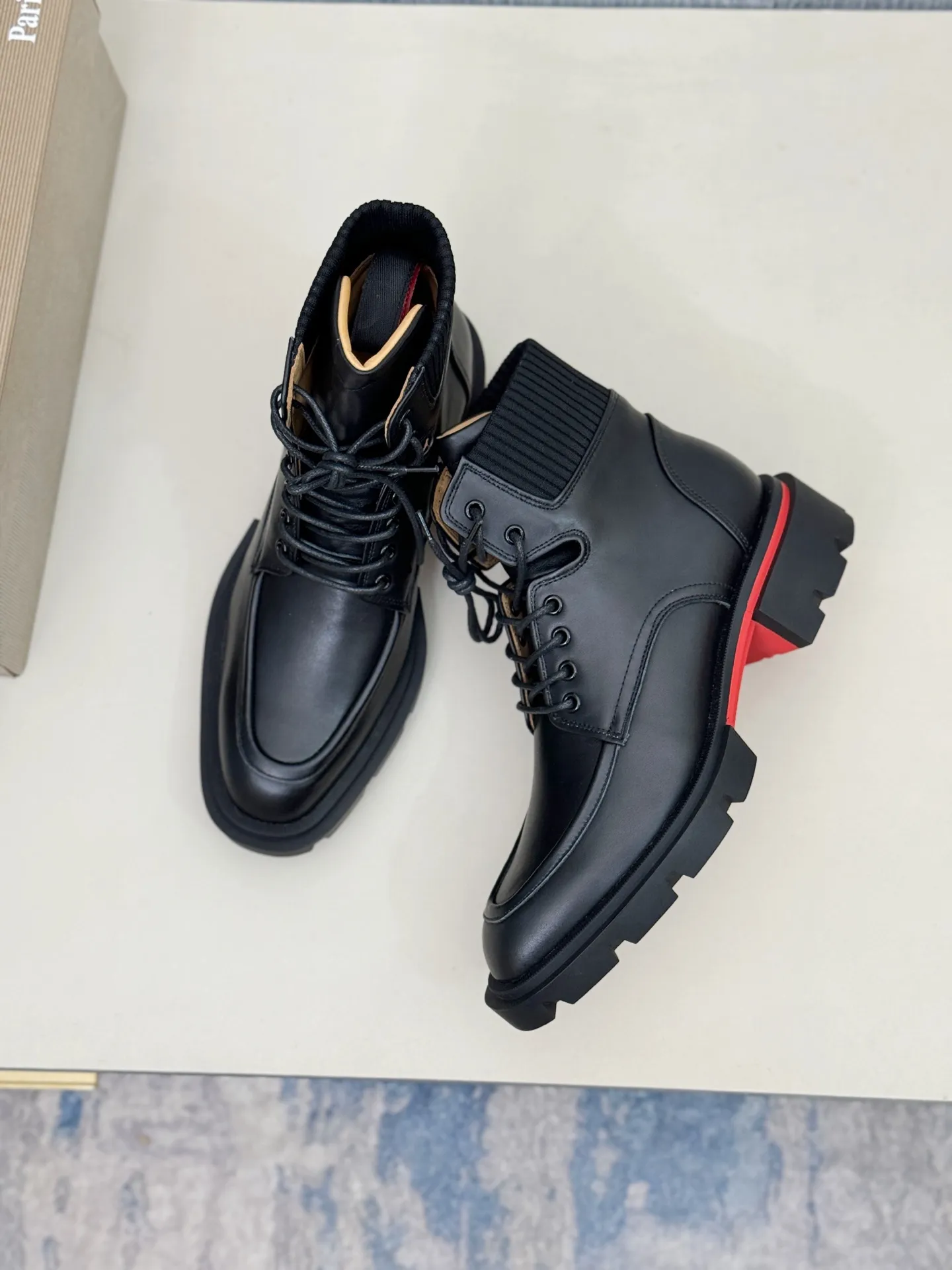 [CL～High-end men’s red-soled shoes] Top P: 940💰. Size: 39-44 (38.45.46 can be customized) 🆑Top original purchase agent Imported open-edge bead fabric and water-dyed cowhide inside 🉑️ Imported TPU rubber sole, wear-resistant and non-slip, full of European style.